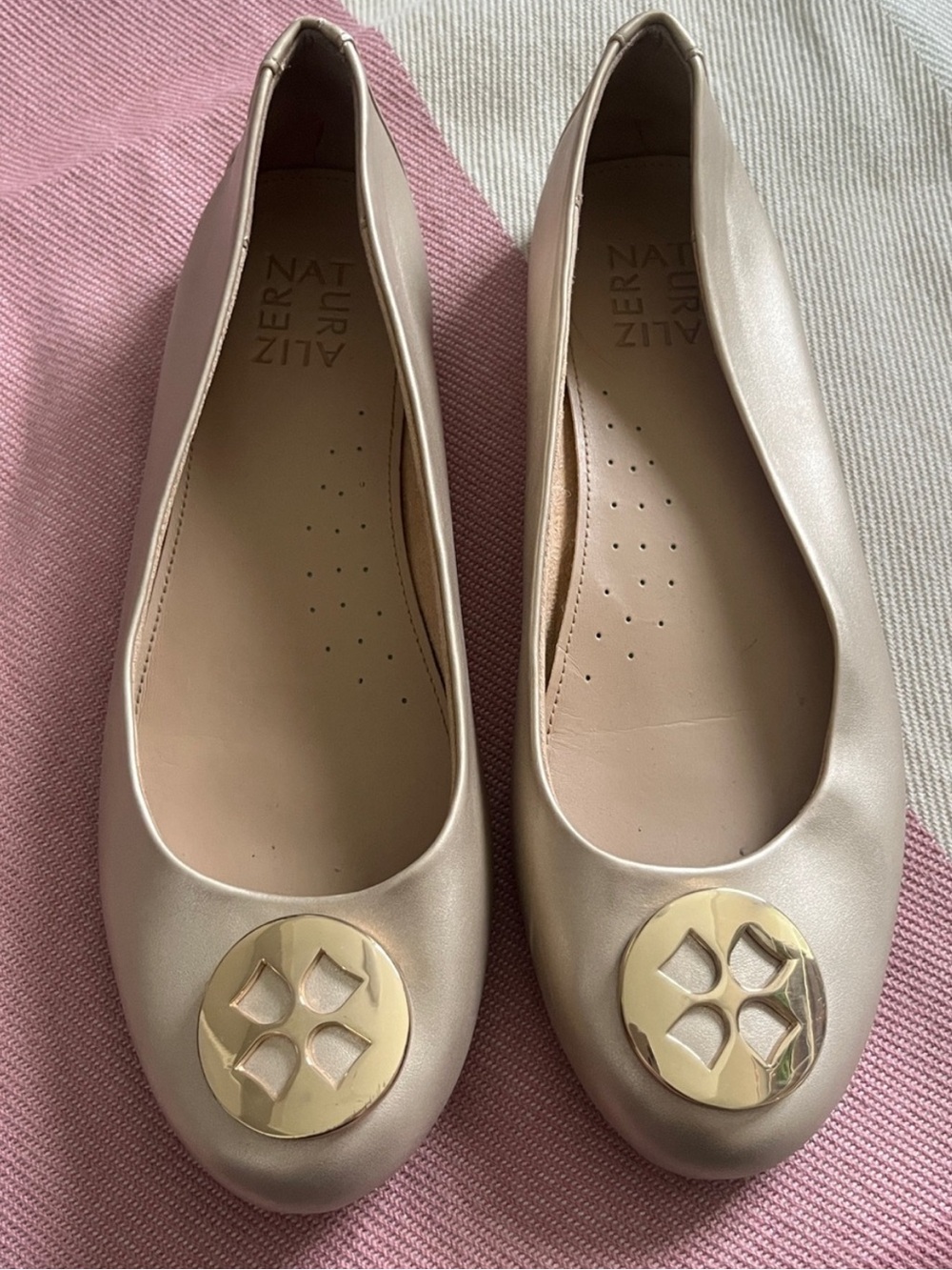 Naturalizer Women's Metallic Ballet Flats with Gold Emblem - Champagne